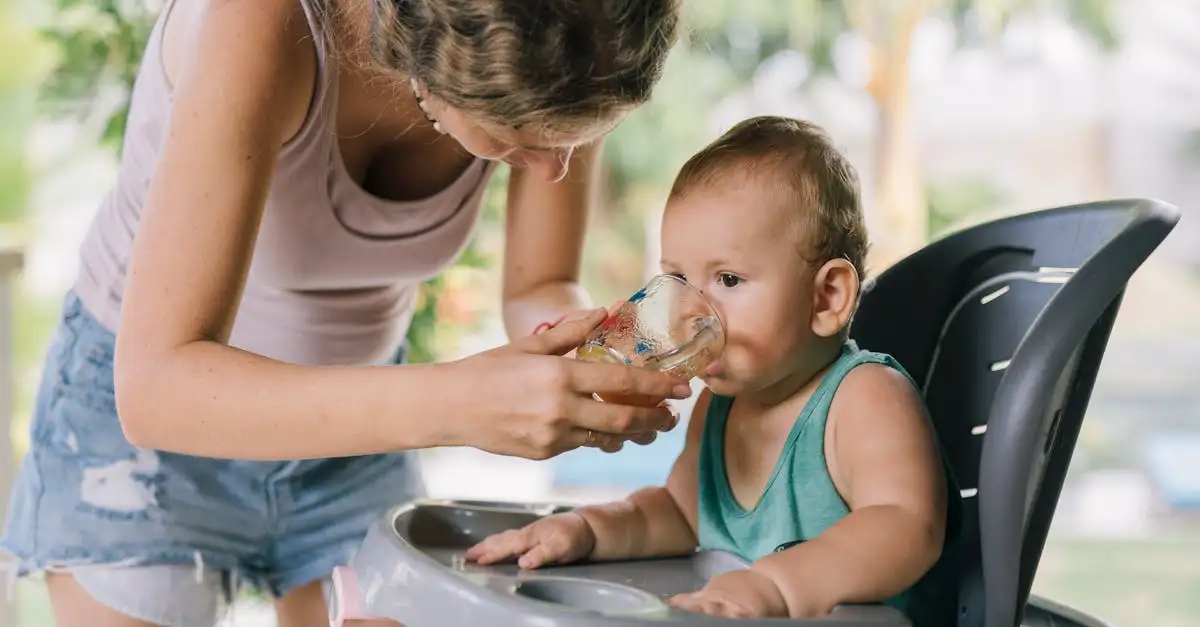 Baby en water drinken